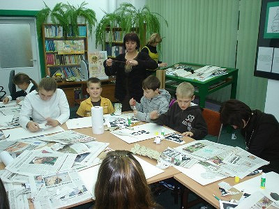 Kolaż w bibliotece - zdjęcie w treści
