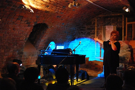 Koncert Lory Szafran i Wojciecha Gogolewskiego w Muzeum Rzemiosła w Krośnie - Piwnicy PodCieniami - zdjęcie w treści