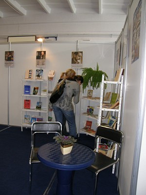 Biblioteka na krośnieńskich targach „Edukacja - Wiedza - Praca 2009” - zdjęcie w treści  nr 1