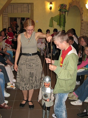 Teatr od kulis - uczniowie krośnieńskich szkół w Teatrze „Maska” - zdjęcie w treści 