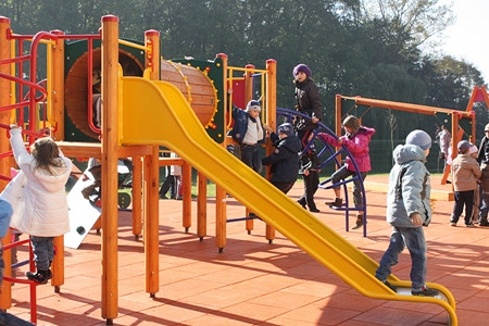 Nowoczesne place zabaw przy krośnieńskich podstawówkach - zdjęcie w treści
