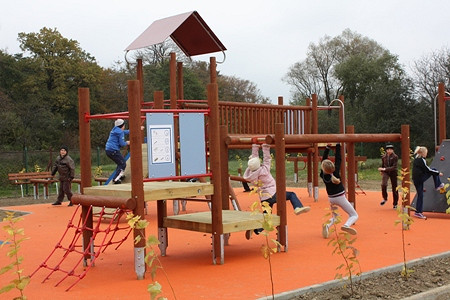 Nowoczesne place zabaw przy krośnieńskich podstawówkach - zdjęcie w treści nr 1