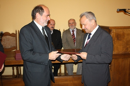 Rada i Prezydent z zaświadczeniami - zdjęcie w treści  nr 1