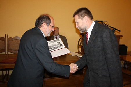 Rada i Prezydent z zaświadczeniami - zdjęcie w treści  nr 17