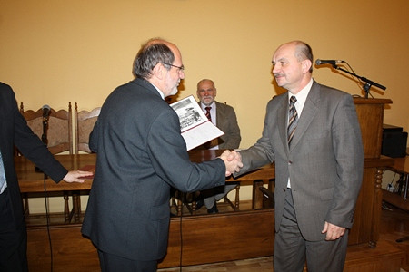 Rada i Prezydent z zaświadczeniami - zdjęcie w treści  nr 21