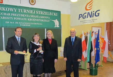 Puchar Prezydenta Krosna dla nauczycieli z „Naftówki” czyli XI edycja Barbórkowych Zawodów Strzeleckich - zdjęcie w treści  nr 1