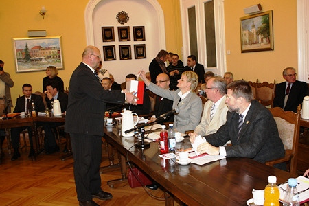 I sesja Rady - ślubowania i wybór przewodniczącego - zdjęcie w treści  nr 2