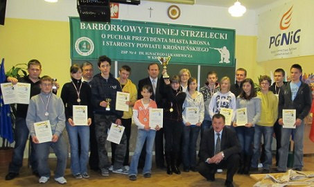 Puchar Prezydenta Krosna dla nauczycieli z „Naftówki” czyli XI edycja Barbórkowych Zawodów Strzeleckich - zdjęcie w treści nr 2