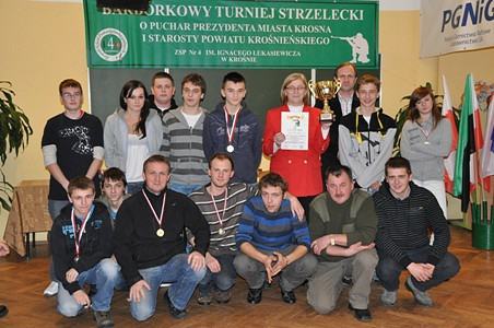 Puchar Prezydenta Krosna dla nauczycieli z „Naftówki” czyli XI edycja Barbórkowych Zawodów Strzeleckich - zdjęcie w treści nr 5