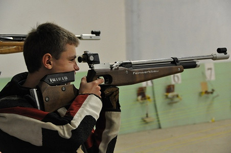 Puchar Prezydenta Krosna dla nauczycieli z „Naftówki” czyli XI edycja Barbórkowych Zawodów Strzeleckich - zdjęcie w treści