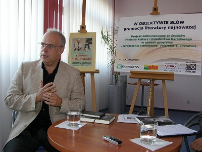 Chcę dostarczać godziwej rozrywki… Marek Krajewski w Krośnieńskiej Bibliotece - zdjęcie w treści 