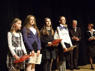 VIII Międzyszkolny Konkurs Pieśni i Poezji Patriotycznej - zdjęcie w treści  nr 1