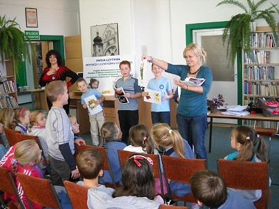 Skąd się biorą książki… Beata Ostrowicka w Krośnieńskiej Bibliotece - zdjęcie w treści 