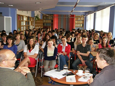 „Facet, który kupił świat…”  Tomasz Różycki w Krośnieńskiej Bibliotece Publicznej - zdjęcie w treści  nr 1