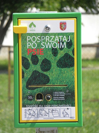 Zapomniałeś zabrać z domu woreczek na psią kupę? Kupisz go w automacie! - zdjęcie w treści  nr 1