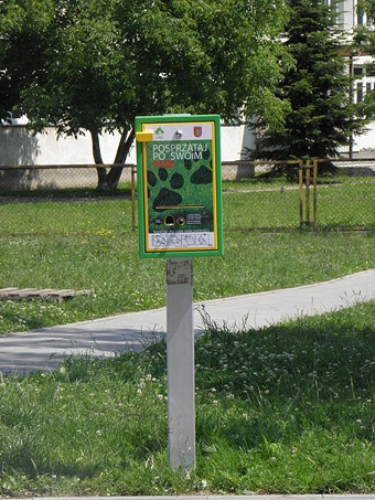 Zapomniałeś zabrać z domu woreczek na psią kupę? Kupisz go w automacie! - zdjęcie w treści 