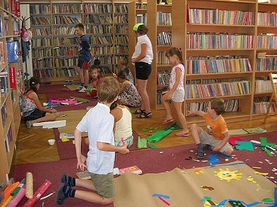 Polubić książkę - wakacyjne zajęcia dla najmłodszych w Krośnieńskiej Bibliotece - zdjęcie w treści  nr 3
