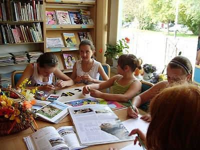 Polubić książkę - wakacyjne zajęcia dla najmłodszych w Krośnieńskiej Bibliotece - zdjęcie w treści  nr 2