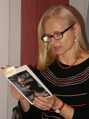„Ciągle szukam swojego miejsca…” Anna Janko w Krośnieńskiej Bibliotece - zdjęcie w treści  nr 1