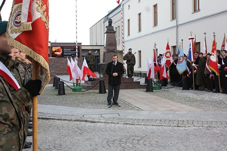 Śladami miejsc pamięci o poległych czyli jak Krosno uczciło Narodowe Święto Niepodległości - zdjęcie w treści  nr 1