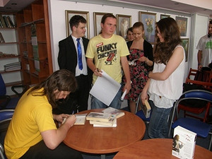 Spotkanie z Jakubem Ćwiekiem - autorem bestsellerowej tetralogii „Kłamca” w Krośnieńskiej Bibliotece - zdjęcie w treści  nr 1