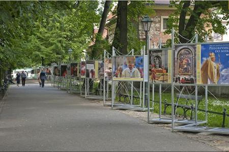 Wystawa ”Błogosławiony Jan Paweł II. Droga do świętości” - zdjęcie w treści 