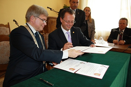 1 września  Krosno podpisało umowę partnerską z Gualdo Tadino - zdjęcie w treści 