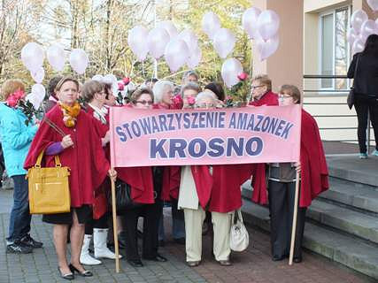 Amazonki przeszły ulicami Krosna w marszu nadziei i radości - zdjęcie w treści 