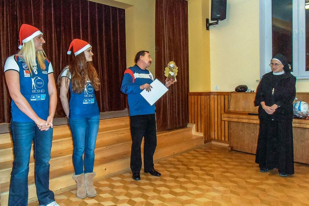 Siatkarki w roli Mikołaja - zdjęcie w treści 