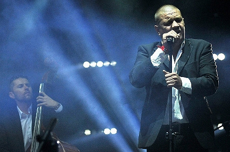 „Męski” głos przy piecu hutniczym. Koncert Marka Dyjaka w Centrum Dziedzictwa Szkła w Krośnie - zdjęcie w treści 
