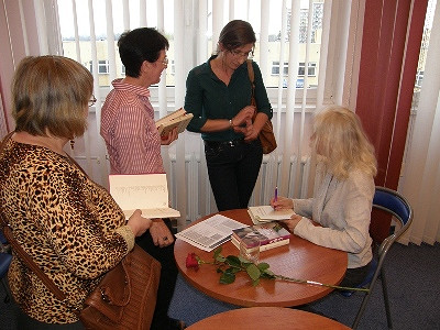 „Nie wyobrażam sobie życia bez książek” Manuela Gretkowska w Krośnieńskiej Bibliotece Publicznej - zdjęcie w treści  nr 1