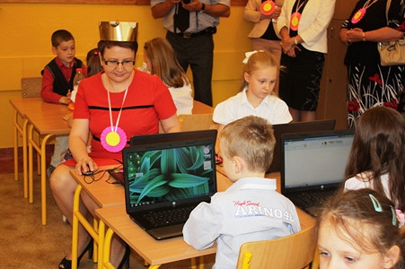 KROSNOludki ciekawe świata . Pani Joanna Berdzik Wiceminister Edukacji Narodowej z wizytą w Krośnie. - zdjęcie w treści