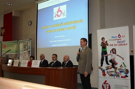 KROSNOludki ciekawe świata . Pani Joanna Berdzik Wiceminister Edukacji Narodowej z wizytą w Krośnie. - zdjęcie w treści nr 2