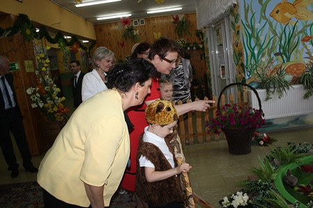 KROSNOludki ciekawe świata . Pani Joanna Berdzik Wiceminister Edukacji Narodowej z wizytą w Krośnie. - zdjęcie w treści  nr 1