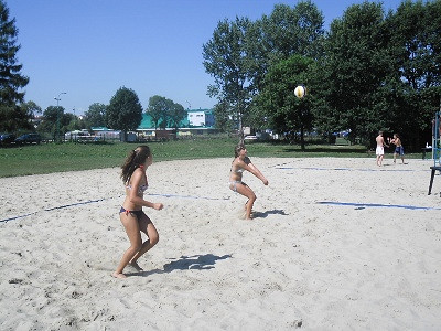 TURNIEJ PLAŻOWEJ PIŁKI SIATKOWEJ DO LAT 16 - zdjęcie w treści  nr 1