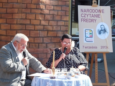 „Wolnoć Tomku w swoim domku…”  Narodowe Czytanie dzieł Fredry w Krośnieńskiej Bibliotece - zdjęcie w treści  nr 4