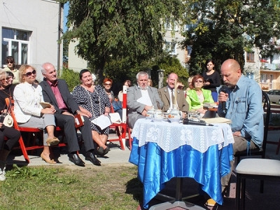 „Wolnoć Tomku w swoim domku…”  Narodowe Czytanie dzieł Fredry w Krośnieńskiej Bibliotece - zdjęcie w treści  nr 3