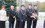 Samorządowcy składają kwiaty w  miejscach  poświęconych poległym na różnych frontach