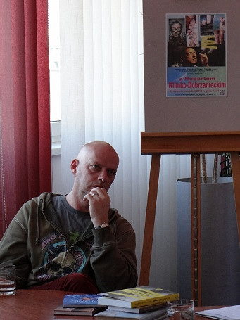 O chorobach psychicznych, rodzeniu się zła i emigracji na spotkaniu z Hubertem Klimko-Dobrzanieckim - zdjęcie w treści