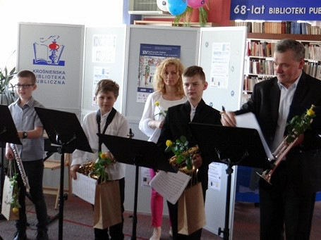 „Koncertowe czytanie” w Krośnieńskiej Bibliotece Publicznej - zdjęcie w treści nr 1