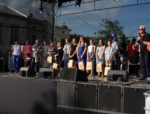 Laureaci krośnieńskiego dyktanda odebrali nagrody na krośnieńskim rynku podczas tegorocznzych Dni Krosna