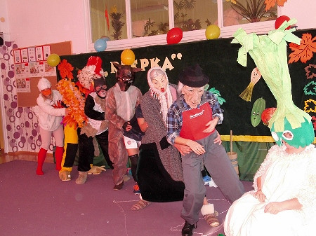 „Rzepka” Juliana Tuwima w wykonaniu Rodziców Przedszkola Miejskiego Nr 4 w Krośnie - zdjęcie w treści 