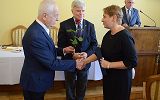 uroczyste wręczenie nagrody nauczycielowi przez Pana Prezydenta  i Przewodniczącego Rady Miasta
