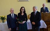 uroczyste wręczenie nagrody nauczycielowi przez Pana Prezydenta  i Przewodniczącego Rady Miasta