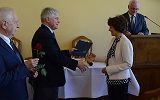 uroczyste wręczenie nagrody nauczycielowi przez Pana Prezydenta  i Przewodniczącego Rady Miasta