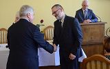 uroczyste wręczenie nagrody nauczycielowi przez Pana Prezydenta  i Przewodniczącego Rady Miasta