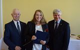 uroczyste wręczenie nagrody nauczycielowi przez Pana Prezydenta  i Przewodniczącego Rady Miasta