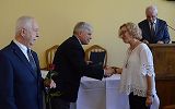 uroczyste wręczenie nagrody nauczycielowi przez Pana Prezydenta  i Przewodniczącego Rady Miasta
