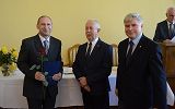 uroczyste wręczenie nagrody nauczycielowi przez Pana Prezydenta  i Przewodniczącego Rady Miasta
