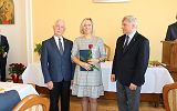 uroczyste wręczenie nagrody nauczycielowi przez Pana Prezydenta  i Przewodniczącego Rady Miasta